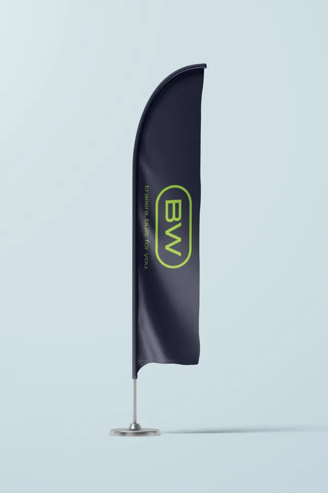 Beachvlag in Asphalt Blue met het BW-logo in lime.